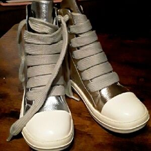 NWOT Women's Sz 9 Gold & Silver Lace Up Zipper Boot
